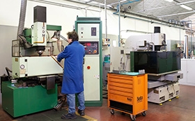 WORKSHOP FOR MAINTENANCE AND BUILDING OF MACHINES, MOULDS AND TOOLS